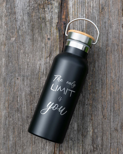 Schwarze Edelstahlflasche mit Bambusdeckel - You're the Limit