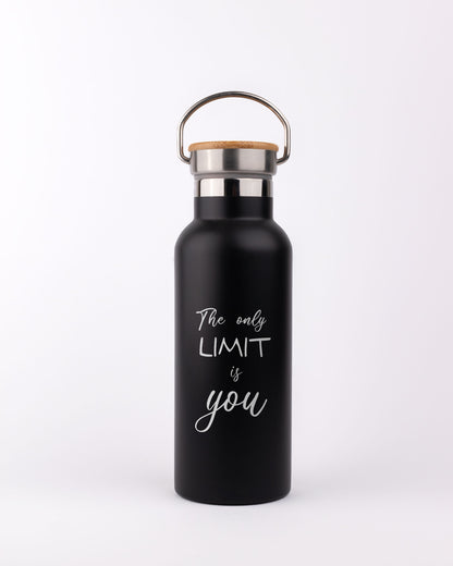 Schwarze Edelstahlflasche mit Bambusdeckel - You're the Limit